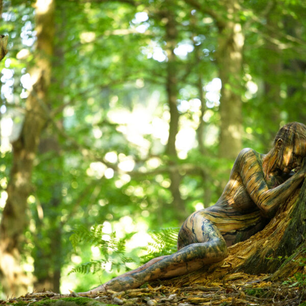 Waldmotiv aus dem Körperkunstprojekt NATURE ART des Künstlers Jörg Düsterwald mit einem Bodypaintingmodell.