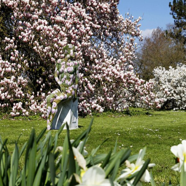 Magnolien-Motiv von dem Körperkunstprojekt NATURE ART des Künstlers Jörg Düsterwald mit einem Bodypaintingmodell.