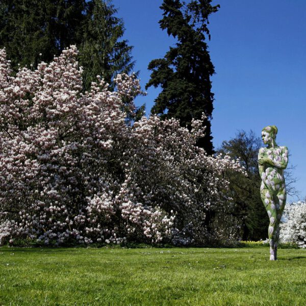 Magnolien-Motiv von dem Körperkunstprojekt NATURE ART des Künstlers Jörg Düsterwald mit einem Bodypaintingmodell.