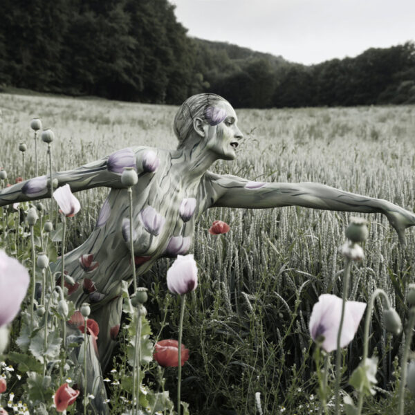 Mohnblumen-Motiv aus dem Körperkunstprojekt NATURE ART des Künstlers Jörg Düsterwald mit einem Bodypaintingmodell.