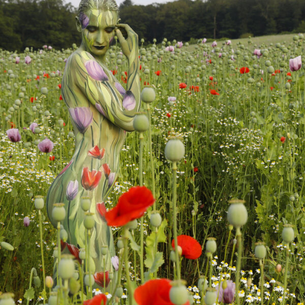 Mohnblumen-Motiv aus dem Körperkunstprojekt NATURE ART des Künstlers Jörg Düsterwald mit einem Bodypaintingmodell.