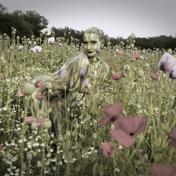 Mohnblumen-Motiv aus dem Körperkunstprojekt NATURE ART des Künstlers Jörg Düsterwald mit einem Bodypaintingmodell.