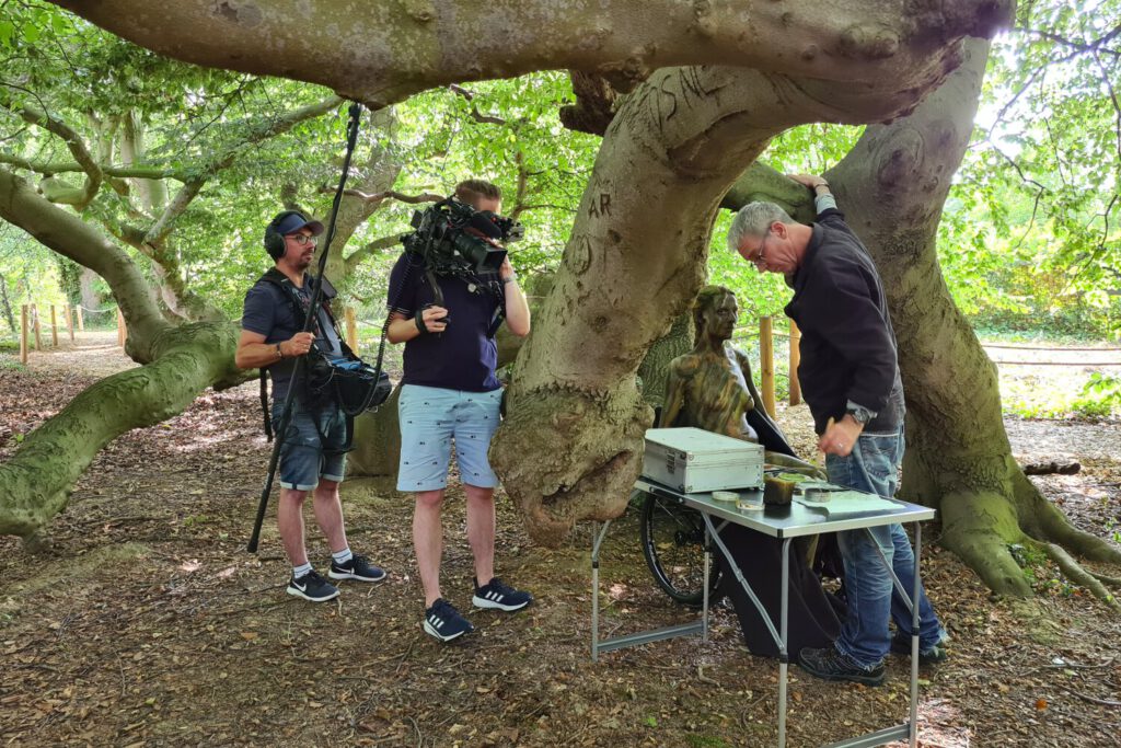 Rollstuhl-Modell Nina Wortmann lässt sich von Künstler Jörg Düsterwald für sein Körperkunstprojekt NATURE ART bemalen und fotografieren. Ein ZDF-Fernsehteam begleitet die Aktion.