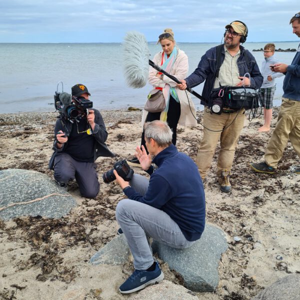 Ein Fernsehteam begleitet Künstler Jörg Düsterwald und sein Fotomodell bei der Realisierung eines Motives für sein Kunstprojekt Mensch und Natur - Farbige Symbiosen.