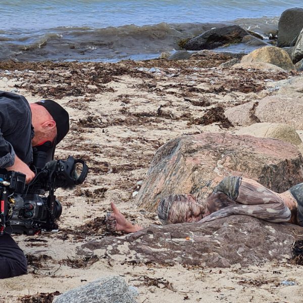 Ein Fernsehteam begleitet Künstler Jörg Düsterwald und sein Fotomodell bei der Realisierung eines Motives für sein Kunstprojekt Mensch und Natur - Farbige Symbiosen.