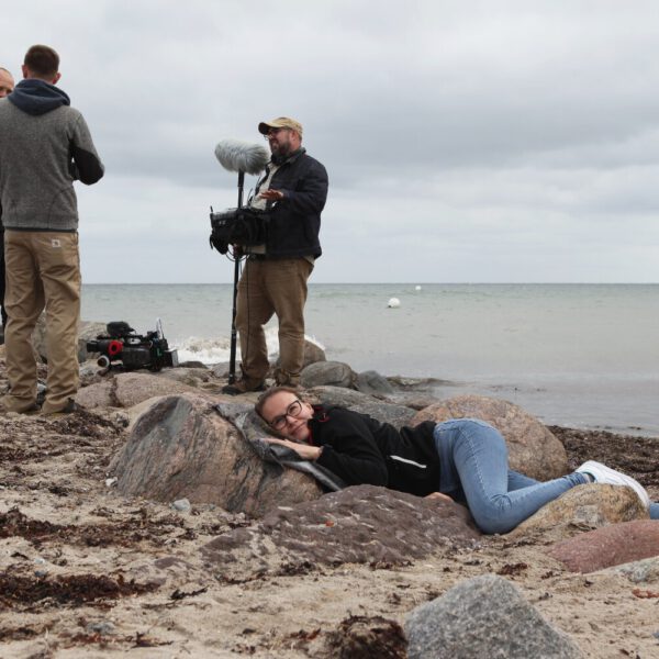 Ein Fernsehteam begleitet Künstler Jörg Düsterwald und sein Fotomodell bei der Realisierung eines Motives für sein Kunstprojekt Mensch und Natur - Farbige Symbiosen.