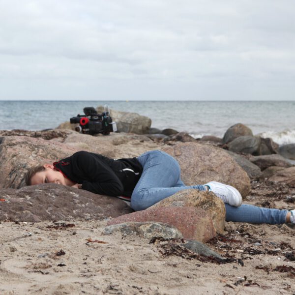 Ein Fotomodell wird für das Kunstprojekt Natureart von Künstler Jörg Düsterwald vollständig so mit Farbe bemalt, dass die Person mit der Kulisse verschmilzt.