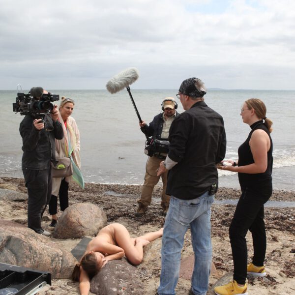 Ein Fernsehteam begleitet Künstler Jörg Düsterwald und sein Fotomodell bei der Realisierung eines Motives für sein Kunstprojekt Mensch und Natur - Farbige Symbiosen.