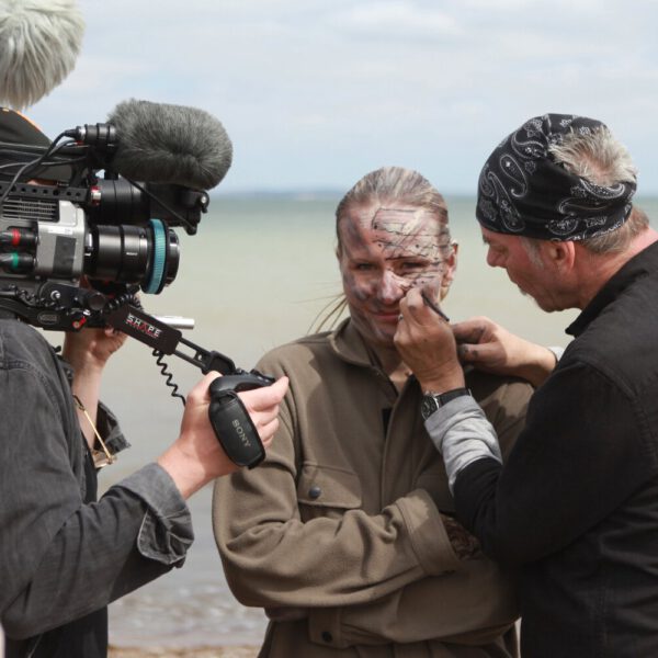 Ein Fernsehteam begleitet Künstler Jörg Düsterwald und sein Fotomodell bei der Realisierung eines Motives für sein Kunstprojekt Mensch und Natur - Farbige Symbiosen.