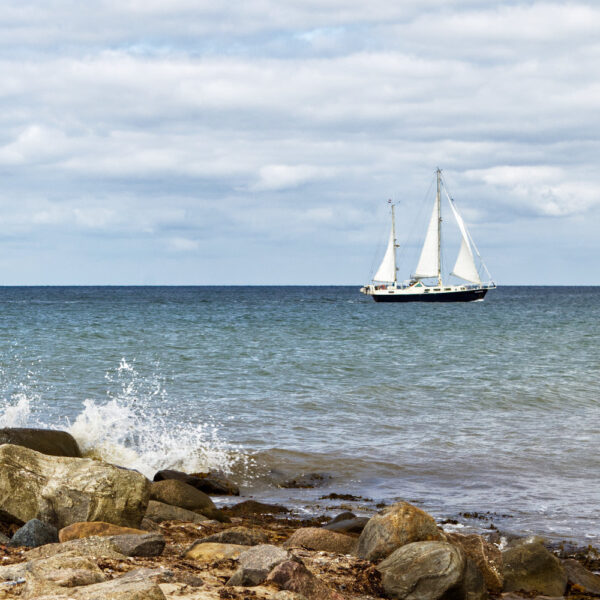 Sandkulisse mit Segelboot für das Körperkunstprojekt FARBIGE SYMBIOSEN des Künstlers Jörg Düsterwald.
