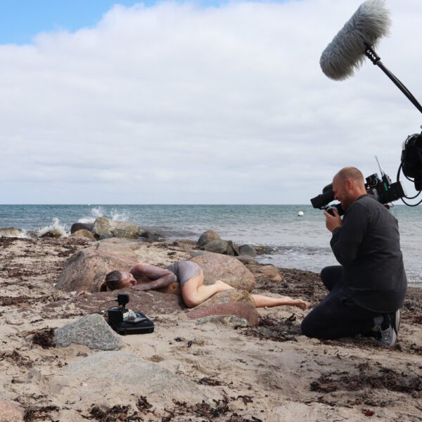 Ein Fernsehteam begleitet Künstler Jörg Düsterwald und sein Fotomodell bei der Realisierung eines Motives für sein Kunstprojekt Mensch und Natur - Farbige Symbiosen.