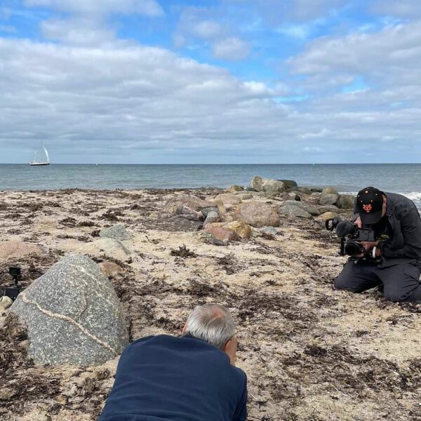 Ein Fernsehteam begleitet Künstler Jörg Düsterwald und sein Fotomodell bei der Realisierung eines Motives für sein Kunstprojekt Mensch und Natur - Farbige Symbiosen.