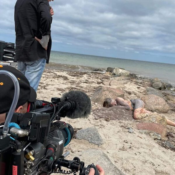 Ein Fernsehteam begleitet Künstler Jörg Düsterwald und sein Fotomodell bei der Realisierung eines Motives für sein Kunstprojekt Mensch und Natur - Farbige Symbiosen.