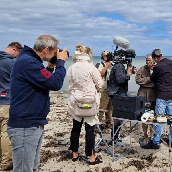 Ein Fernsehteam begleitet Künstler Jörg Düsterwald und sein Fotomodell bei der Realisierung eines Motives für sein Kunstprojekt Mensch und Natur - Farbige Symbiosen.