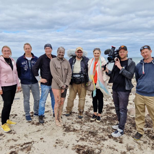 Ein Fernsehteam begleitet Künstler Jörg Düsterwald und sein Fotomodell bei der Realisierung eines Motives für sein Kunstprojekt Mensch und Natur - Farbige Symbiosen.