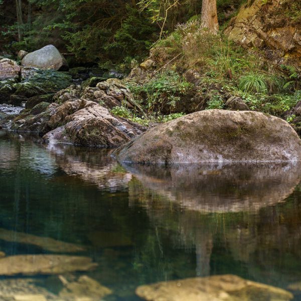 Steinemotiv aus dem Körperkunstprojekt NATURE ART des Künstlers Jörg Düsterwald mit einem Bodypaintingmodell.