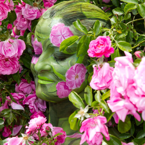 Blumenmotiv aus dem Körperkunstprojekt NATURE ART des Künstlers Jörg Düsterwald mit einem Bodypaintingmodell.