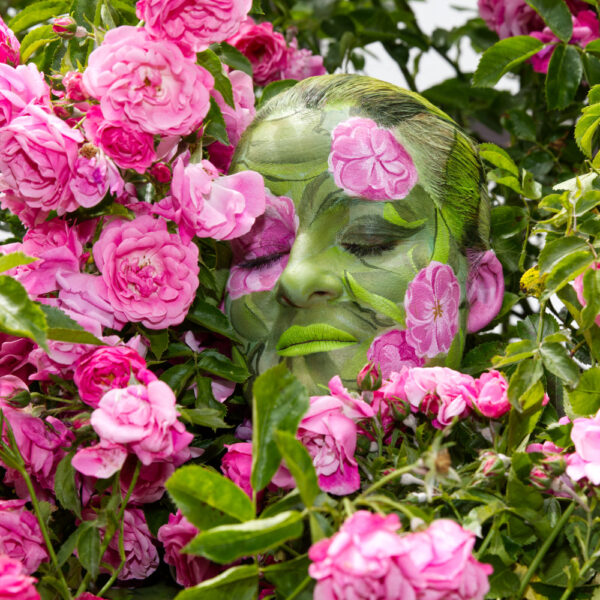 Blumenmotiv aus dem Körperkunstprojekt NATURE ART des Künstlers Jörg Düsterwald mit einem Bodypaintingmodell.