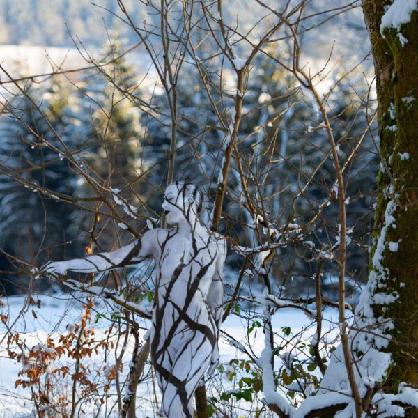 Winter-Motiv von dem Körperkunstprojekt NATURE ART des Künstlers Jörg Düsterwald mit einem Bodypaintingmodell.