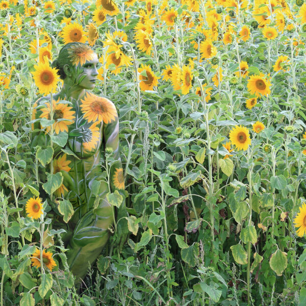 Sonnenblumen-Motiv aus dem Körperkunstprojekt NATURE ART des Künstlers Jörg Düsterwald mit einem Bodypaintingmodell.
