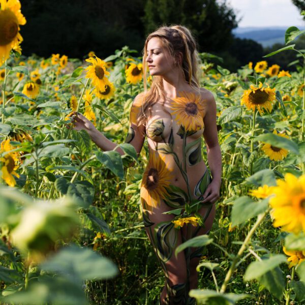 Sonnenblumen-Motiv aus dem Körperkunstprojekt NATURE ART des Künstlers Jörg Düsterwald mit einem Bodypaintingmodell.