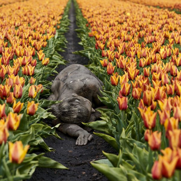 Tulpen-Motiv von dem Körperkunstprojekt NATURE ART des Künstlers Jörg Düsterwald mit einem Bodypaintingmodell.