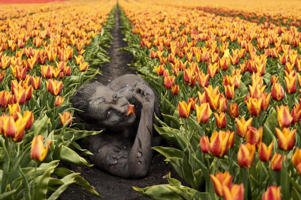 Tulpen-Motiv von dem Körperkunstprojekt NATURE ART des Künstlers Jörg Düsterwald mit einem Bodypaintingmodell.