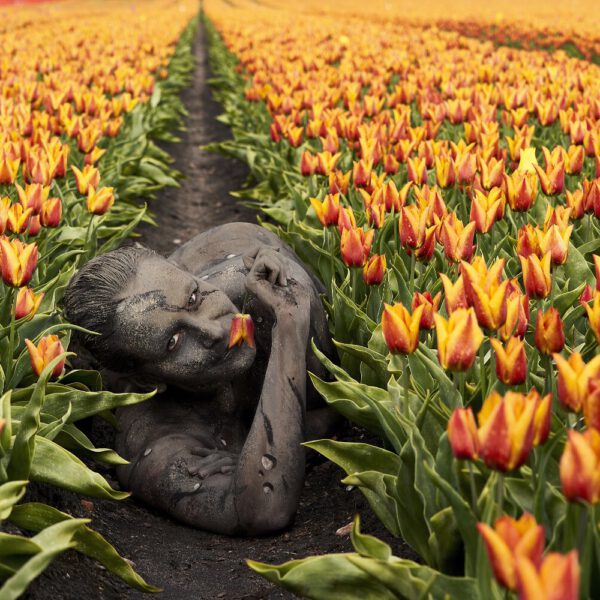 Tulpen-Motiv von dem Körperkunstprojekt NATURE ART des Künstlers Jörg Düsterwald mit einem Bodypaintingmodell.