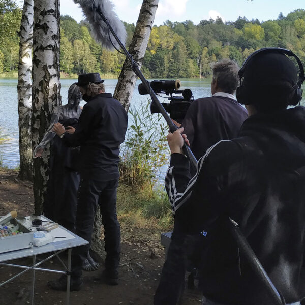 Ein Fernsehteam begleitet Künstler Jörg Düsterwald und sein Fotomodell bei der Realisierung eines Motives für sein Kunstprojekt Mensch und Natur - Farbige Symbiosen.