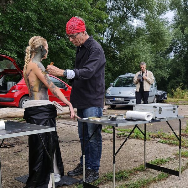 Ein Fernsehteam begleitet Künstler Jörg Düsterwald und sein Fotomodell bei der Realisierung eines Motives für sein Kunstprojekt Mensch und Natur - Farbige Symbiosen.