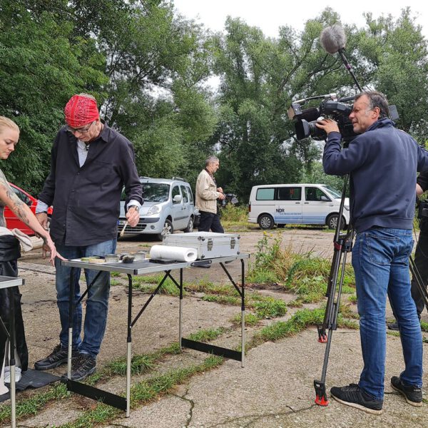 Ein Fernsehteam begleitet Künstler Jörg Düsterwald und sein Fotomodell bei der Realisierung eines Motives für sein Kunstprojekt Mensch und Natur - Farbige Symbiosen.