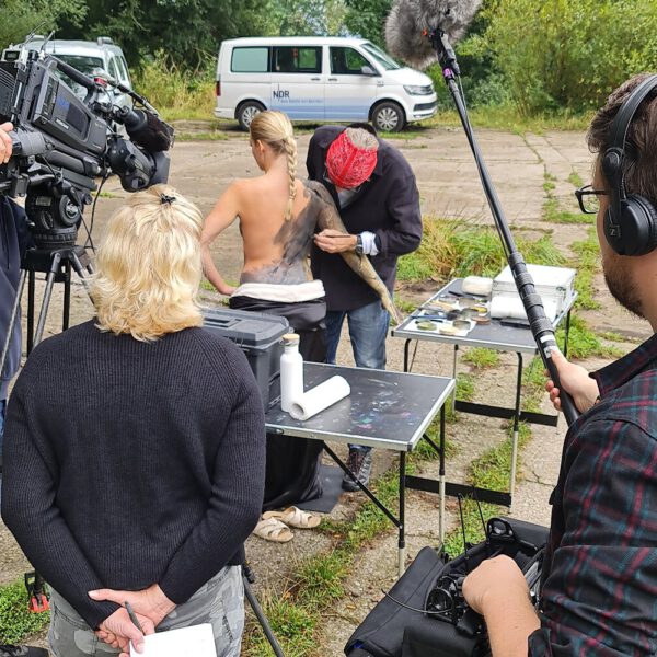 Ein Fernsehteam begleitet Künstler Jörg Düsterwald und sein Fotomodell bei der Realisierung eines Motives für sein Kunstprojekt Mensch und Natur - Farbige Symbiosen.