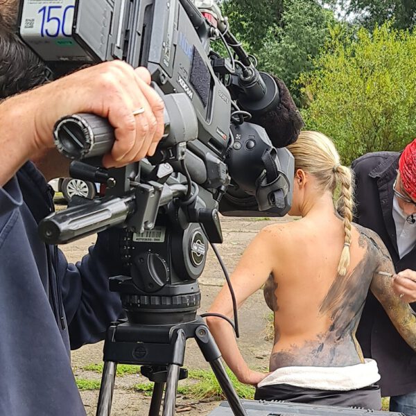 Ein Fernsehteam begleitet Künstler Jörg Düsterwald und sein Fotomodell bei der Realisierung eines Motives für sein Kunstprojekt Mensch und Natur - Farbige Symbiosen.