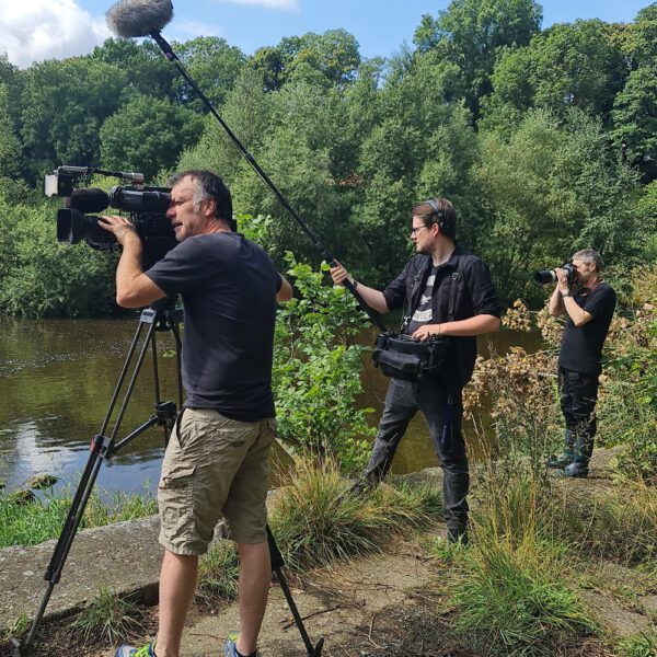 Ein Fernsehteam begleitet Künstler Jörg Düsterwald und sein Fotomodell bei der Realisierung eines Motives für sein Kunstprojekt Mensch und Natur - Farbige Symbiosen.