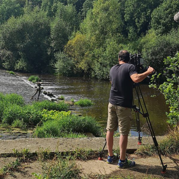 Ein Fernsehteam begleitet Künstler Jörg Düsterwald und sein Fotomodell bei der Realisierung eines Motives für sein Kunstprojekt Mensch und Natur - Farbige Symbiosen.