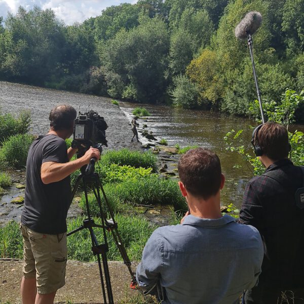 Ein Fernsehteam begleitet Künstler Jörg Düsterwald und sein Fotomodell bei der Realisierung eines Motives für sein Kunstprojekt Mensch und Natur - Farbige Symbiosen.