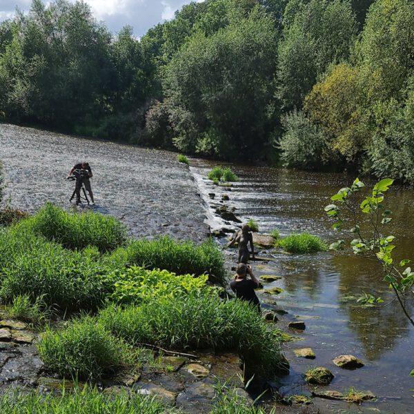 Ein Fernsehteam begleitet Künstler Jörg Düsterwald und sein Fotomodell bei der Realisierung eines Motives für sein Kunstprojekt Mensch und Natur - Farbige Symbiosen.