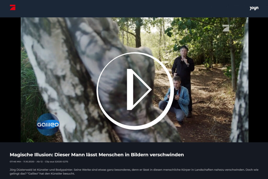 Ein Fernsehteam begleitet Künstler Jörg Düsterwald und sein Fotomodell bei der Realisierung eines Motives für sein Kunstprojekt Mensch und Natur - Farbige Symbiosen.