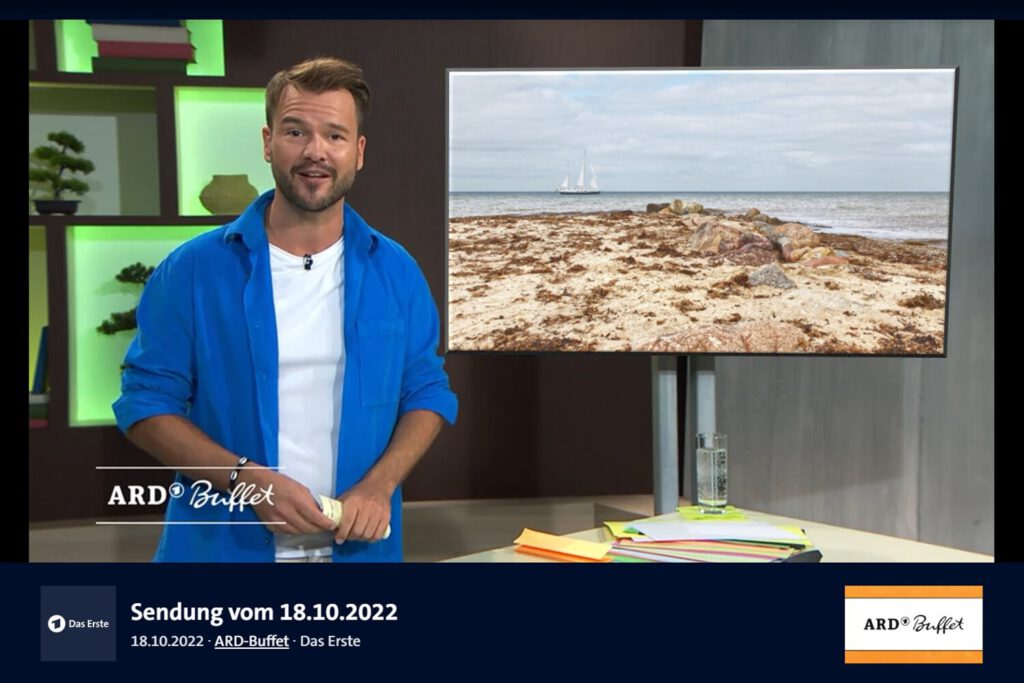 Ein Fernsehteam begleitet Künstler Jörg Düsterwald und sein Fotomodell bei der Realisierung eines Motives für sein Kunstprojekt Mensch und Natur - Farbige Symbiosen.