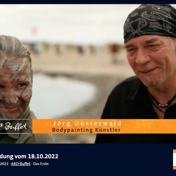 Ein Fernsehteam begleitet Künstler Jörg Düsterwald und sein Fotomodell bei der Realisierung eines Motives für sein Kunstprojekt Mensch und Natur - Farbige Symbiosen.