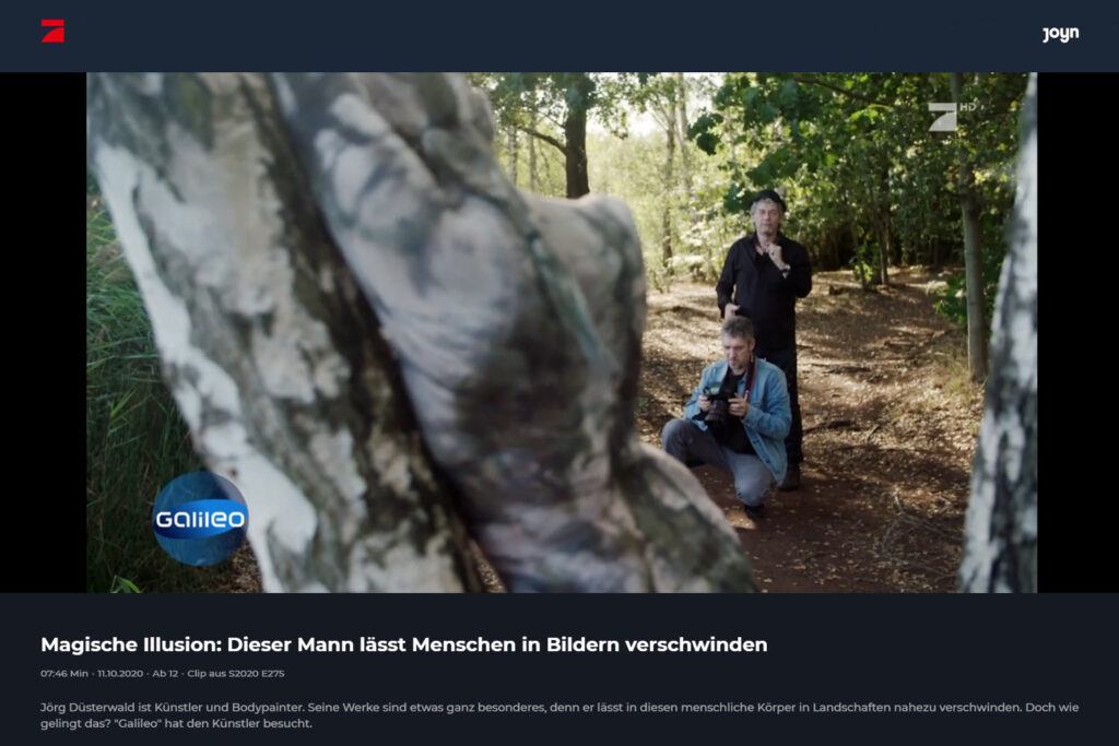 Ein Fernsehteam begleitet Künstler Jörg Düsterwald und sein Fotomodell bei der Realisierung eines Motives für sein Kunstprojekt Mensch und Natur - Farbige Symbiosen.