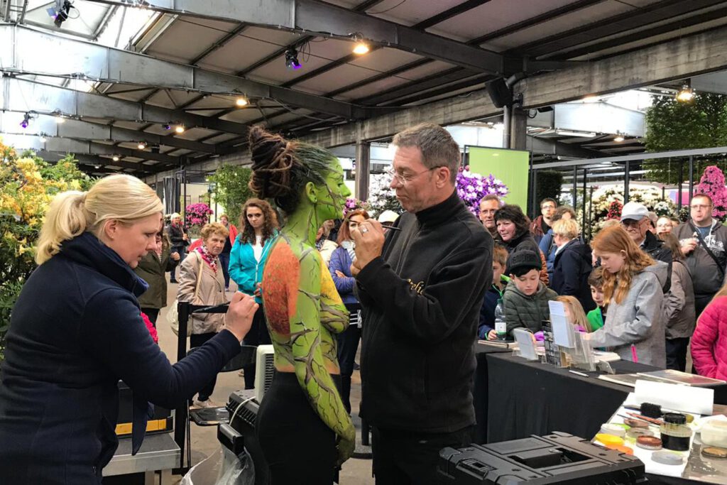 Anlässlich der Bundesgartenschau in Heilbronn präsentiert Künstler Jörg Düsterwald mit einem Fotomodell, welches er themenbezogen bemalt dem Publikum die besondere Kunst des Bodypainting.