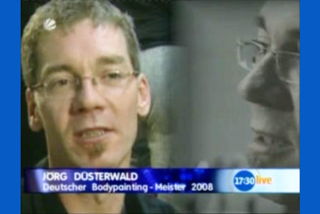 Ein Fernsehsender berichet über die Bodypainting-Arbeit des Künstlers Jörg Düsterwald
