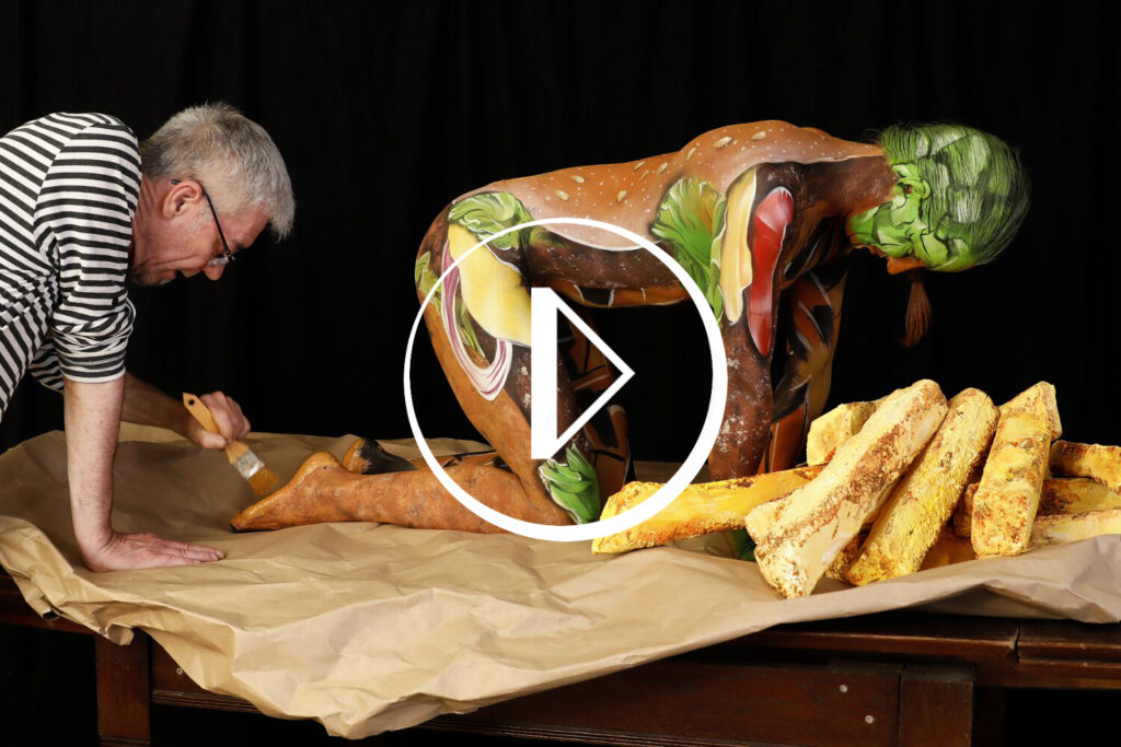 Arbeitsfoto der Bodypainting-Kunstperformance HAMBURGER von Künstler Jörg Düsterwald