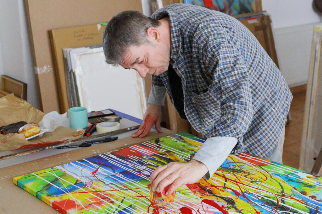 Künstler Jörg Düsterwald arbeitet in seinem Atelier an einem Gemälde-Bildwerk.