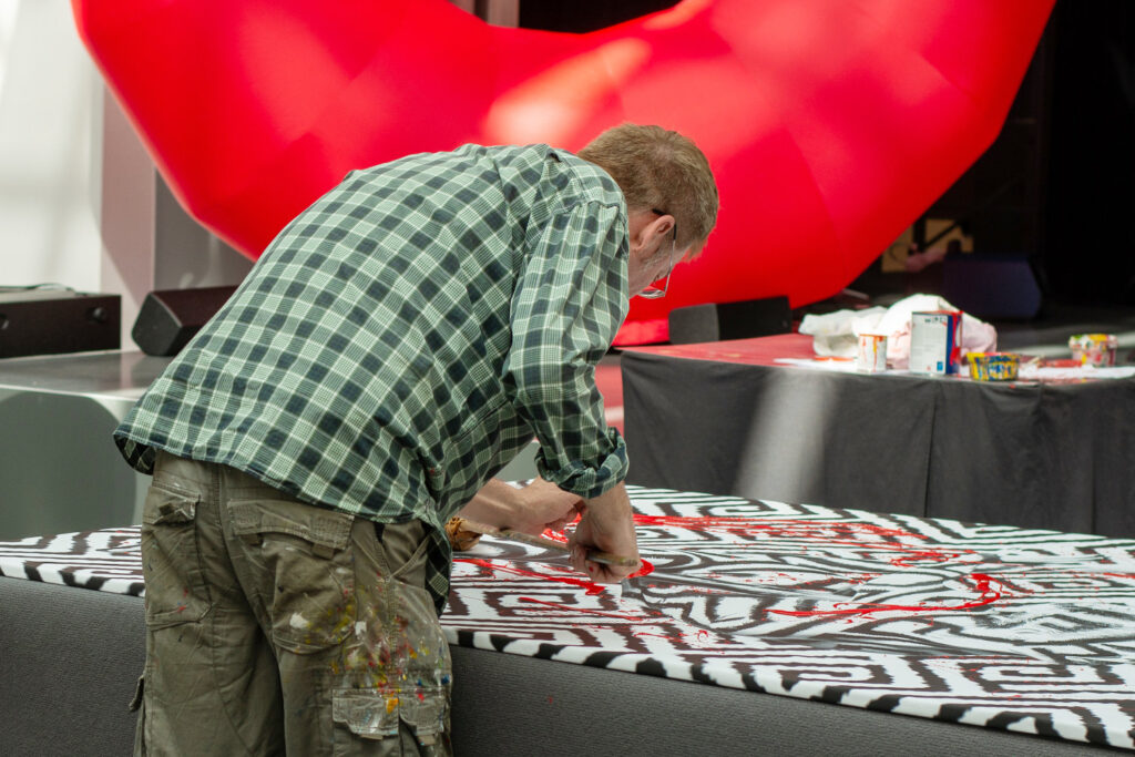 Künstler Jörg Düsterwald arbeitet in seinem Atelier an einem Gemälde-Bildwerk.