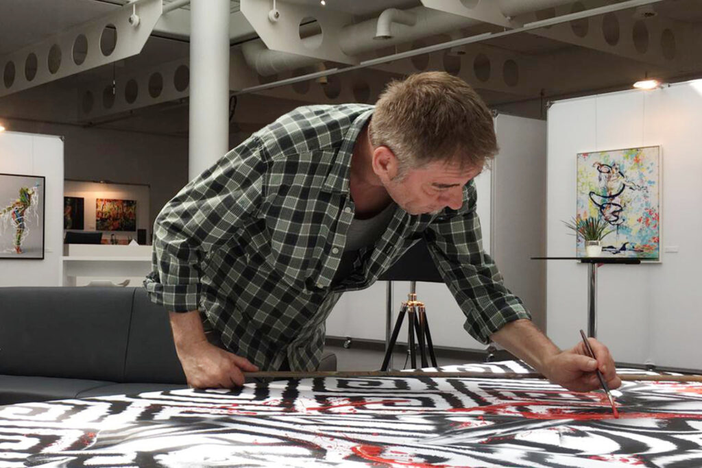 Künstler Jörg Düsterwald arbeitet in seinem Atelier an einem Gemälde-Bildwerk.
