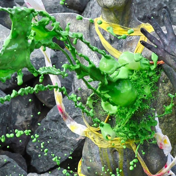 Für das Outdoor-Projekt SPLASH ART hat Künstler Jörg Düsterwald ein unbekleidetes Fotomodell mit Körperfarbe bemalt und anschließend in einer Landschaft mit flüssiger Farbe übergossen.