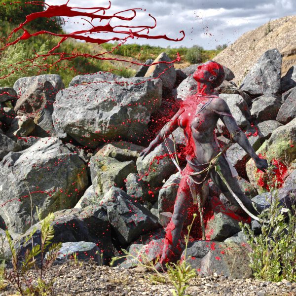 Für das Outdoor-Projekt SPLASH ART hat Künstler Jörg Düsterwald ein unbekleidetes Fotomodell mit Körperfarbe bemalt und anschließend in einer Landschaft mit flüssiger Farbe übergossen.
