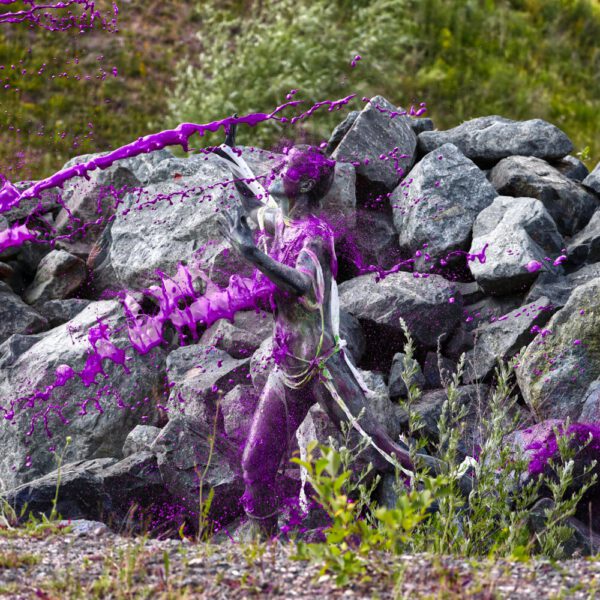 Für das Outdoor-Projekt SPLASH ART hat Künstler Jörg Düsterwald ein unbekleidetes Fotomodell mit Körperfarbe bemalt und anschließend in einer Landschaft mit flüssiger Farbe übergossen.